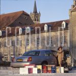 28-03-2002 Juliette Vossen in Maastricht

[keywords]Eyecontact, Location, Smiling, Posed, Full Length, Bags[/keywords]